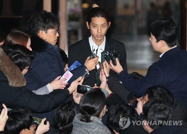 Mâu thuẫn đáng chú ý giữa lời khai của Seungri, Jung Joon Young trong phiên thẩm vấn và khi trả lời báo giới - Ảnh 2.