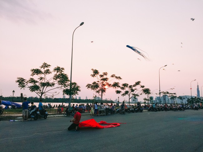 Ngày cuối tuần lộng gió, cùng con trở về tuổi thơ với những cánh đồng diều xịn xò bậc nhất Sài Gòn - Ảnh 3.