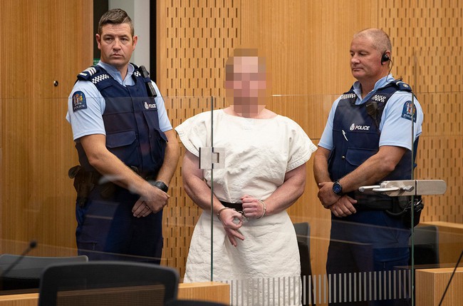 Hình ảnh đầu tiên của kẻ xả súng máu lạnh tại New Zealand khi ra tòa sáng nay - Ảnh 1.