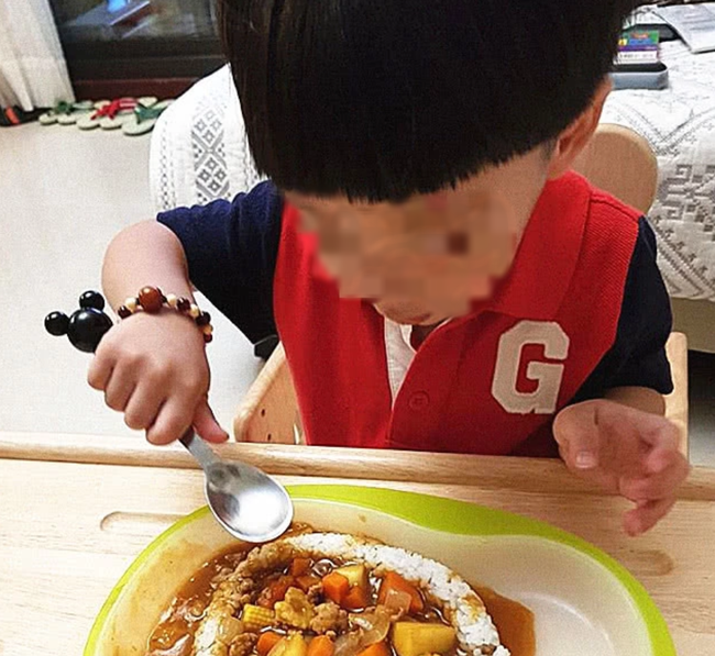 Con trai 4 tuổi không chịu ăn cơm, nữ diễn viên Đài Loan đã mạnh tay làm một điều khiến nhiều người trầm trồ - Ảnh 2.
