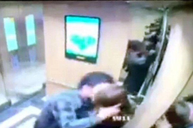 Đối tượng cưỡng hôn cô gái trong thang máy bị phạt 200 ngàn đồng - Ảnh 2.