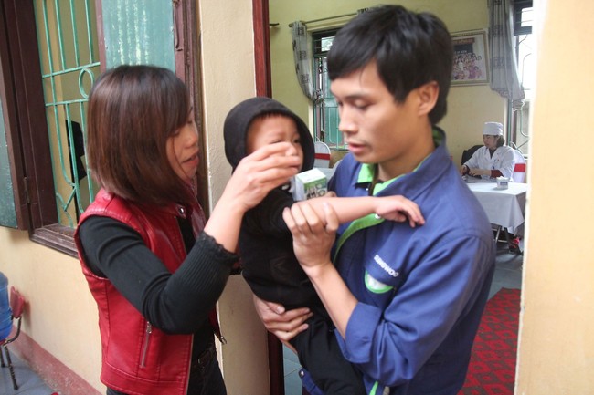 Phụ huynh lo lắng kết quả xét nghiệm vụ trẻ nhiễm sán lợn ở Bắc Ninh: Tôi muốn làm 2 nơi để so sánh - Ảnh 1.