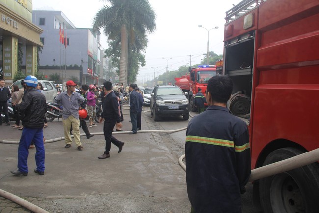 Cháy dữ dội ở tổ hợp khách sạn, bar, karaoke nằm sát bệnh viện tại thành phố Vinh: 1 người tử vong - Ảnh 5.