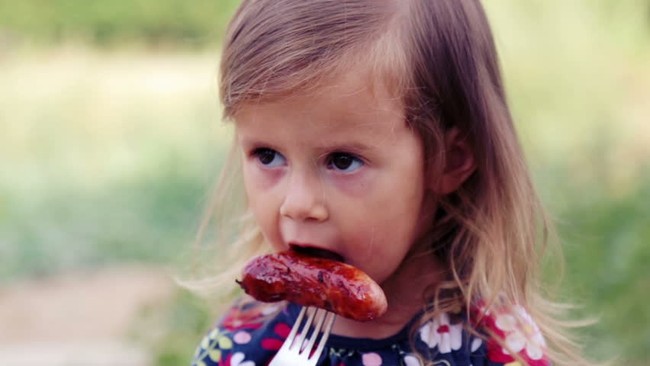 8 loại thực phẩm phổ biến không tốt cho trẻ nhỏ, cha mẹ rất nên lưu ý  - Ảnh 1.