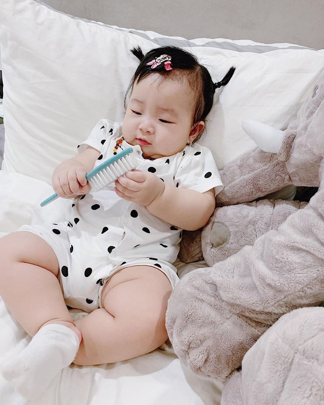 Con gái 10 tháng tuổi nhà Ngọc Mon sắp soán ngôi dàn hot kid, mũm mĩm như búp bê khiến team bỉm sữa phát cuồng - Ảnh 5.