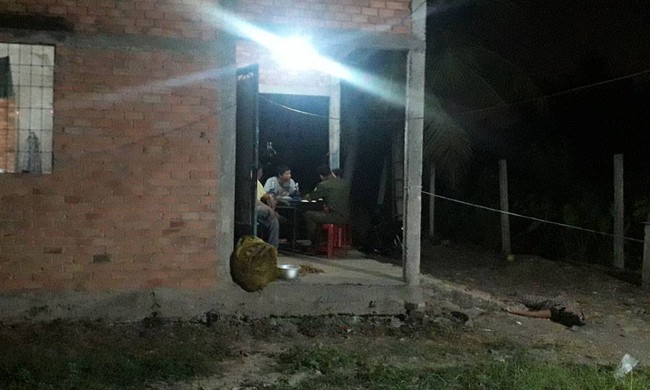 Tiền Giang: Con gái khóc ngất khi thấy mẹ bị đâm chết, nghi do người bố dượng gây ra - Ảnh 1. Tiền Giang: Con gái khóc ngất khi thấy mẹ bị đâm chết, nghi do người bố dượng gây ra - Ảnh 1.
