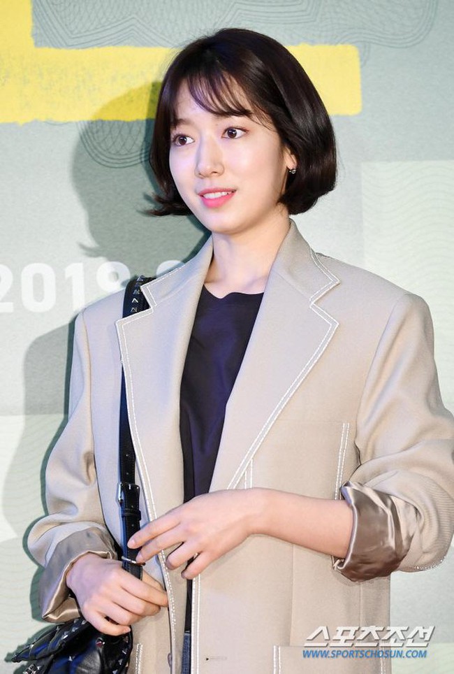 Park Shin Hye mặc giản dị nên dân tình chỉ chú ý đến mái tóc gây tranh cãi - Ảnh 3.