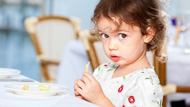 8 loại thực phẩm phổ biến không tốt cho trẻ nhỏ, cha mẹ rất nên lưu ý  - Ảnh 3.