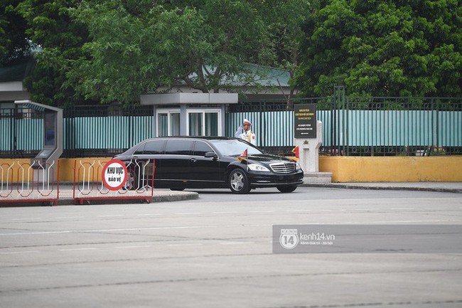 Ông Kim Jong-un vẫy tay tạm biệt và cảm ơn Việt Nam, lên tàu bọc thép trở về Triều Tiên - Ảnh 1.