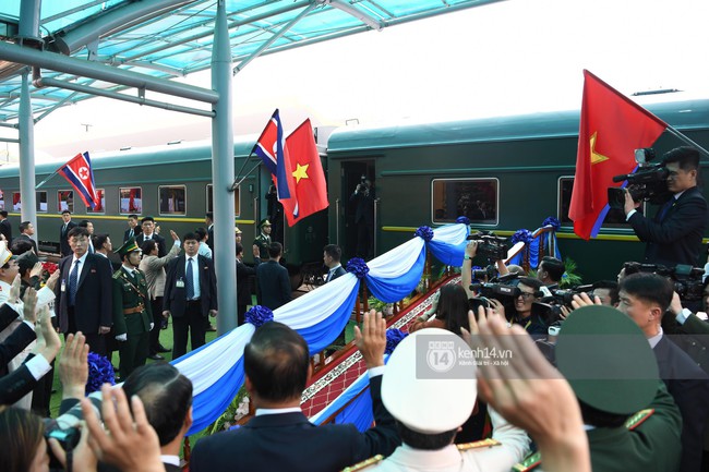 Ông Kim Jong-un vẫy tay tạm biệt và cảm ơn Việt Nam, lên tàu bọc thép trở về Triều Tiên - Ảnh 32.