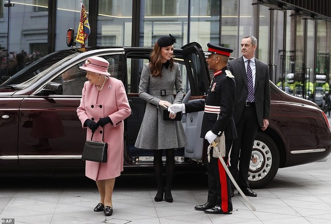 Công nương Kate một mình tháp tùng Nữ hoàng Anh đi dự sự kiện, vượt mặt em dâu Meghan trong chuyến đi tương tự ở một loạt điểm này - Ảnh 1.