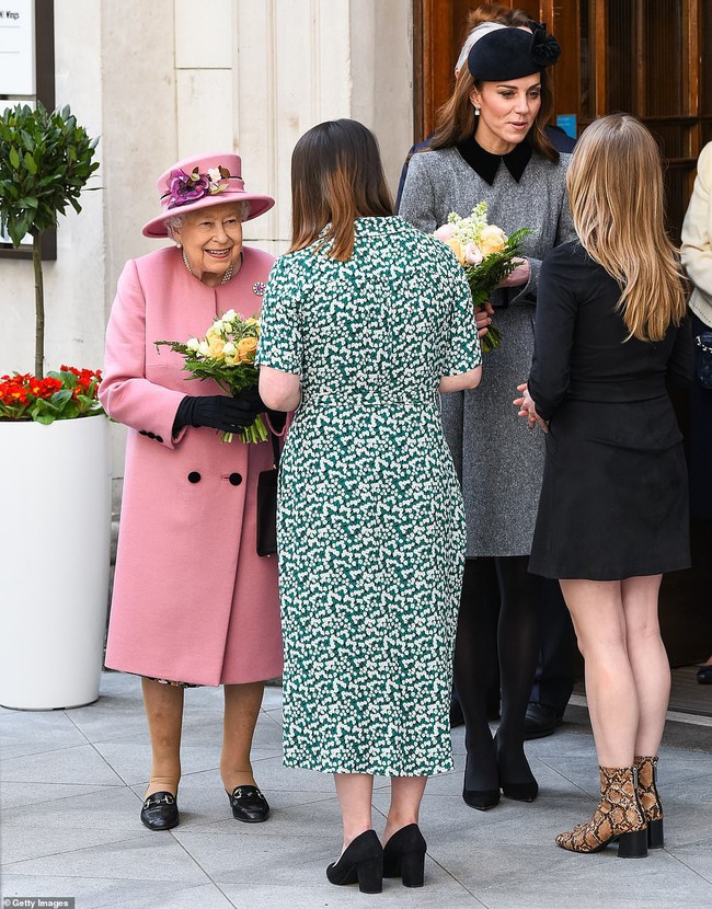 Công nương Kate một mình tháp tùng Nữ hoàng Anh đi dự sự kiện, vượt mặt em dâu Meghan trong chuyến đi tương tự ở một loạt điểm này - Ảnh 2.