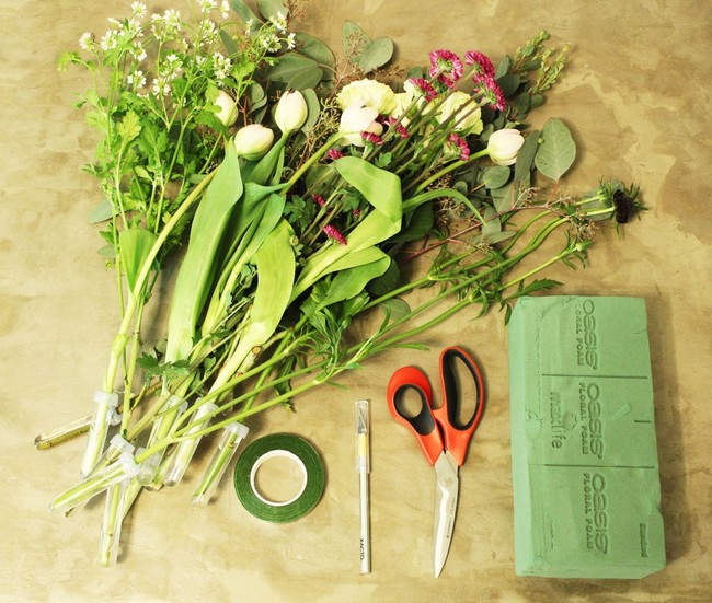 6 bước hướng dẫn bạn cách cắm hoa bằng xốp đúng chuẩn - Ảnh 2.