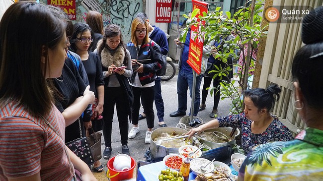 Có đâu như Hà Nội: bún chửi, bún xếp hàng, phở gà giá gấp đôi bình thường... vẫn cứ đông khách - Ảnh 3.