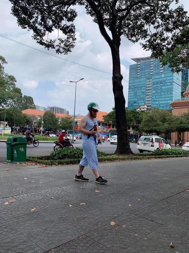 Ai cũng cười khi thấy anh Tây mặc đồ bộ, đội mũ Grab, bế gà đi dạo giữa phố Sài Gòn, hóa ra lý do là...  - Ảnh 1.