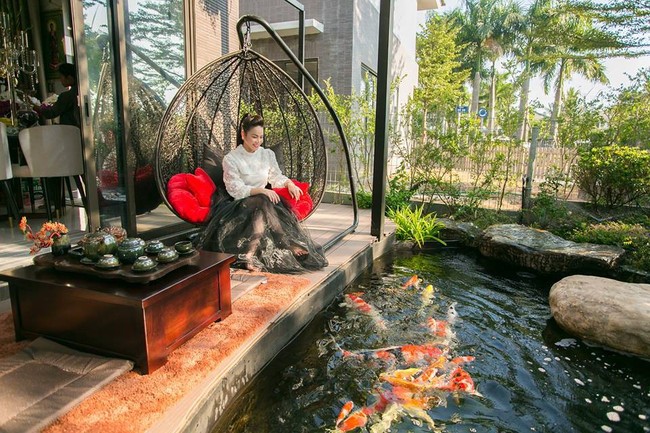 Ngắm biệt thự triệu đô bình yên với khu vườn rực rỡ sắc hoa cùng hồ cá Koi của Nhật Kim Anh giữa lòng Sài Gòn - Ảnh 6.