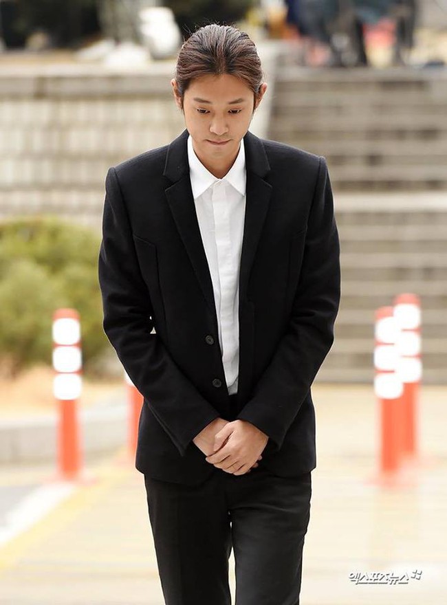 Jung Joon Young xuất hiện tiều tụy tại tòa án, bật khóc hối hận nhưng ai cũng bức xúc trước hành động này - Ảnh 2.