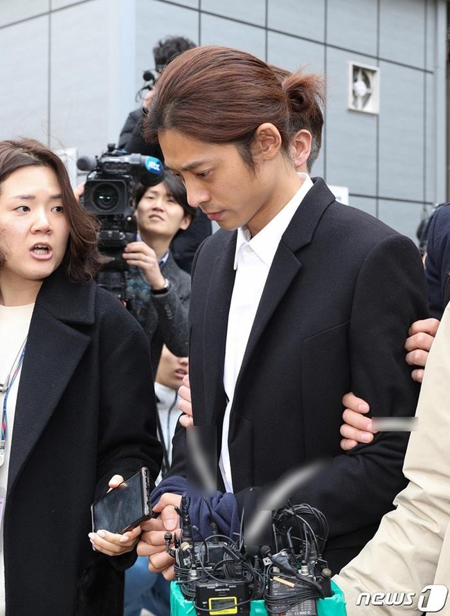 Nóng: Jung Joon Young bị trói, còng tay áp giải đến phòng giam tại đồn cảnh sát  - Ảnh 4.