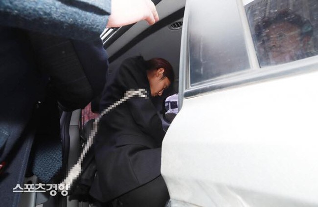 Nóng: Jung Joon Young bị trói, còng tay áp giải đến phòng giam tại đồn cảnh sát  - Ảnh 9.