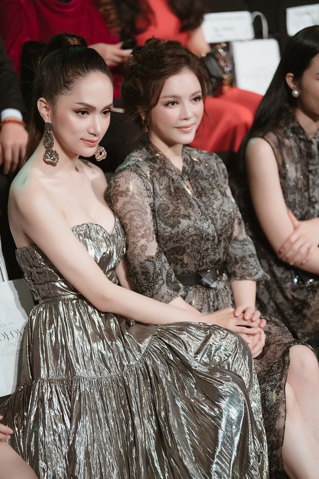 My sói Thu Quỳnh cười tươi rói dù chạm trán người tình của chồng cũ tại sự kiện - Ảnh 11. My sói Thu Quỳnh cười tươi rói dù chạm trán người tình của chồng cũ tại sự kiện - Ảnh 11.