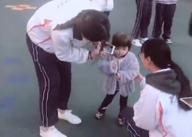 Bé gái 2 tuổi sở hữu hàng lông mi “cực phẩm” gây sốt MXH, dân mạng nhìn vào chỉ biết thốt lên: “Tấm rèm che cửa sổ tâm hồn tuyệt vời” - Ảnh 4. Bé gái 2 tuổi sở hữu hàng lông mi “cực phẩm” gây sốt MXH, dân mạng nhìn vào chỉ biết thốt lên: “Tấm rèm che cửa sổ tâm hồn tuyệt vời” - Ảnh 4.