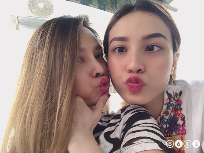 Selfie cùng con gái 19 tuổi, mẹ trẻ U40 tung hỏa mù vì nhan sắc hack tuổi đỉnh cao - Ảnh 4.