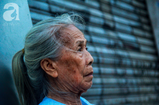 Bà Hai 85 tuổi không chồng, dành cả thanh xuân mưu sinh trên vỉa hè Sài Gòn nuôi em gái mù lòa - Ảnh 15.