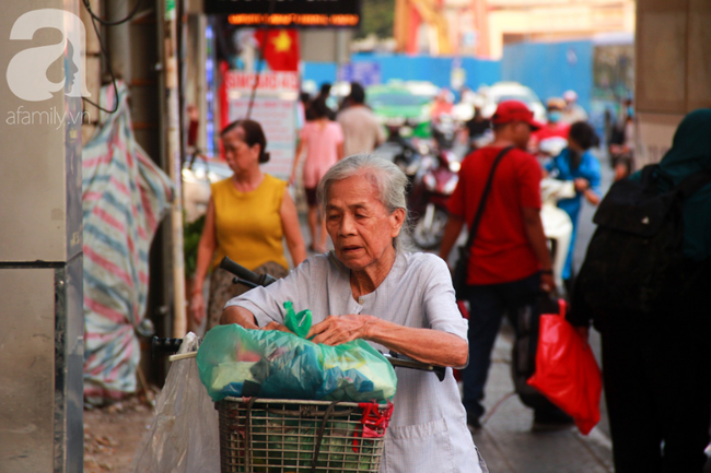 Bà Hai 85 tuổi không chồng, dành cả thanh xuân mưu sinh trên vỉa hè Sài Gòn nuôi em gái mù lòa - Ảnh 2.