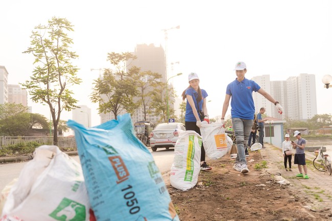 Biểu cảm nhăn mặt đáng yêu của Bình An khi được bạn gái Á hậu lau mồ hôi - Ảnh 6.