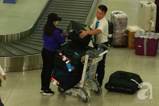 Phạm Quỳnh Anh xuất hiện mệt mỏi, tiều tụy ở sân bay vào đêm khuya vội vã về nhà chăm con sau 20 tiếng trên máy bay  - Ảnh 3.