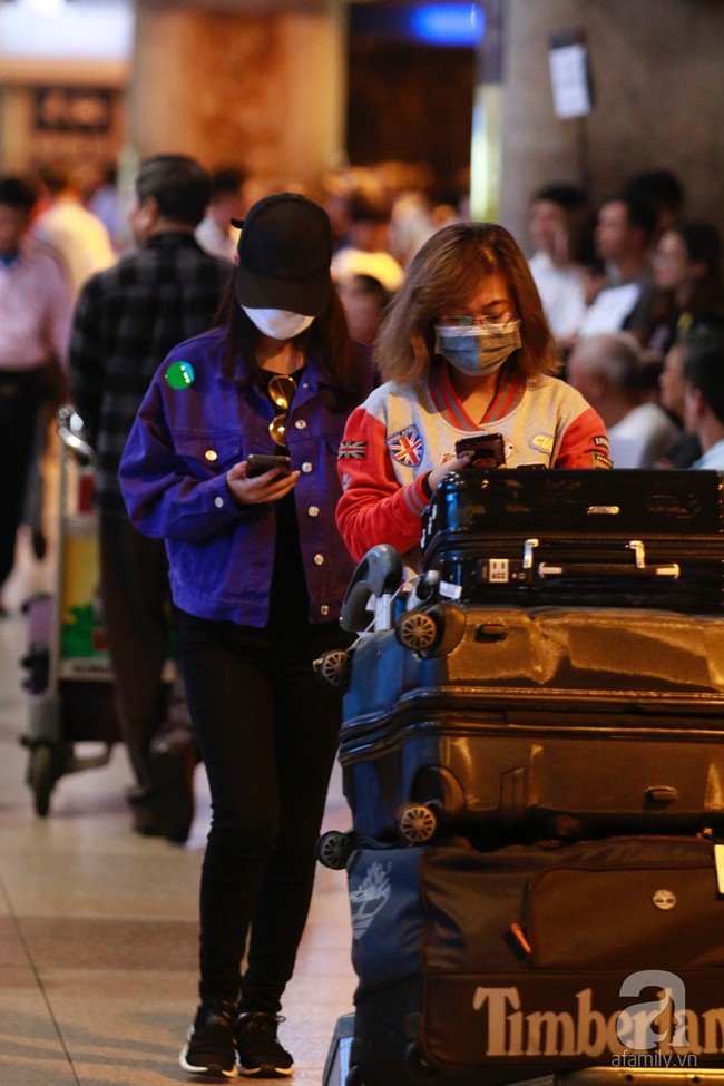 Phạm Quỳnh Anh xuất hiện mệt mỏi, tiều tụy ở sân bay vào đêm khuya vội vã về nhà chăm con sau 20 tiếng trên máy bay  - Ảnh 10.