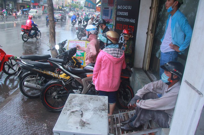 Người Sài Gòn trở tay không kịp, ướt sũng chạy mưa sau nhiều tháng nắng gắt - Ảnh 4.