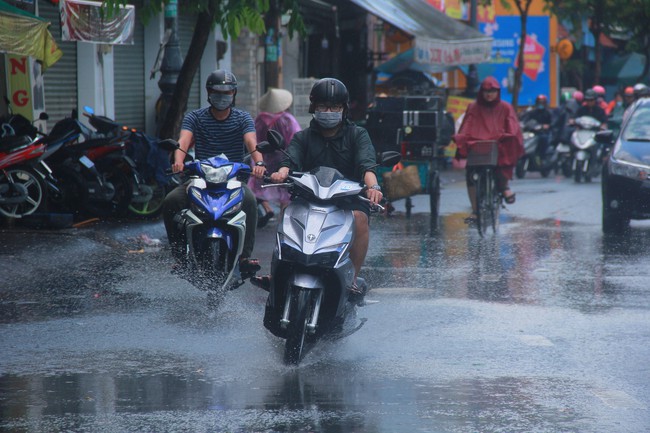 Người Sài Gòn trở tay không kịp, ướt sũng chạy mưa sau nhiều tháng nắng gắt - Ảnh 12.
