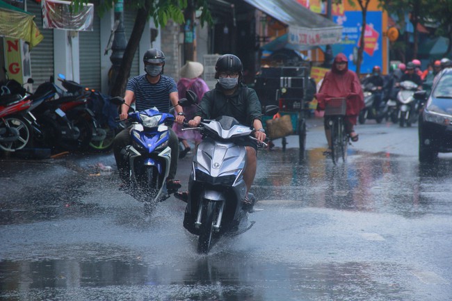 Người Sài Gòn trở tay không kịp, ướt sũng chạy mưa sau nhiều tháng nắng gắt - Ảnh 12. Người Sài Gòn trở tay không kịp, ướt sũng chạy mưa sau nhiều tháng nắng gắt - Ảnh 12.