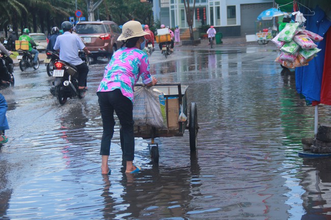 Người Sài Gòn trở tay không kịp, ướt sũng chạy mưa sau nhiều tháng nắng gắt - Ảnh 14.