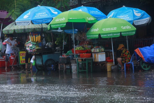 Người Sài Gòn trở tay không kịp, ướt sũng chạy mưa sau nhiều tháng nắng gắt - Ảnh 15.