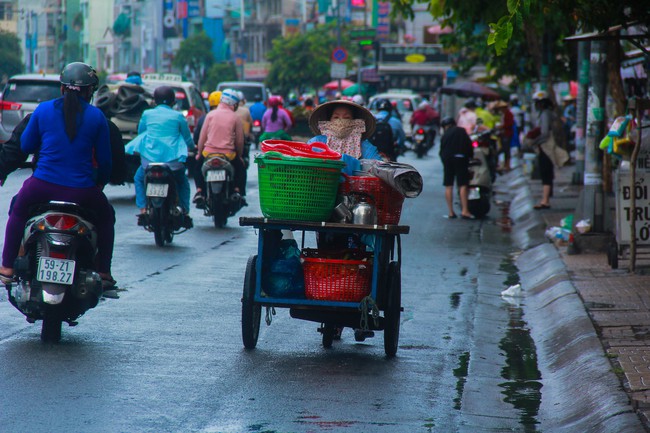 Người Sài Gòn trở tay không kịp, ướt sũng chạy mưa sau nhiều tháng nắng gắt - Ảnh 3.