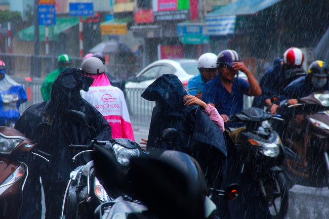 Người Sài Gòn trở tay không kịp, ướt sũng chạy mưa sau nhiều tháng nắng gắt - Ảnh 8.
