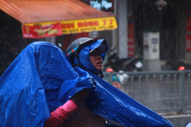 Người Sài Gòn trở tay không kịp, ướt sũng chạy mưa sau nhiều tháng nắng gắt - Ảnh 9.