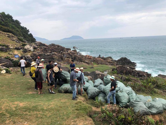 Dọn rác ở Sơn Trà, nhóm thanh niên được khen ngợi hết lời, nhưng những loại rác hình thù đặc biệt mới là thứ gây chú ý - Ảnh 7.