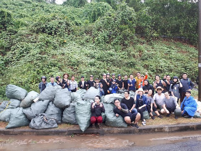 Dọn rác ở Sơn Trà, nhóm thanh niên được khen ngợi hết lời, nhưng những loại rác hình thù đặc biệt mới là thứ gây chú ý - Ảnh 9.