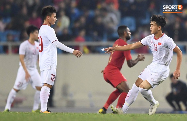 Bật mí mảnh giấy HLV Park Hang-seo nhắc bài Quang Hải trước khi U23 Việt Nam ghi bàn vào lưới Indonesia - Ảnh 1.