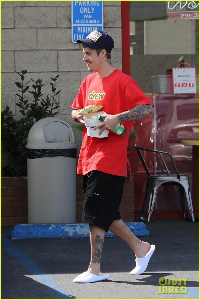 Lâu lắm mới thấy vợ chồng Justin Bieber cười hạnh phúc bên nhau, song spotlight lại đổ dồn vào body của Hailey - Ảnh 1. Lâu lắm mới thấy vợ chồng Justin Bieber cười hạnh phúc bên nhau, song spotlight lại đổ dồn vào body của Hailey - Ảnh 1.
