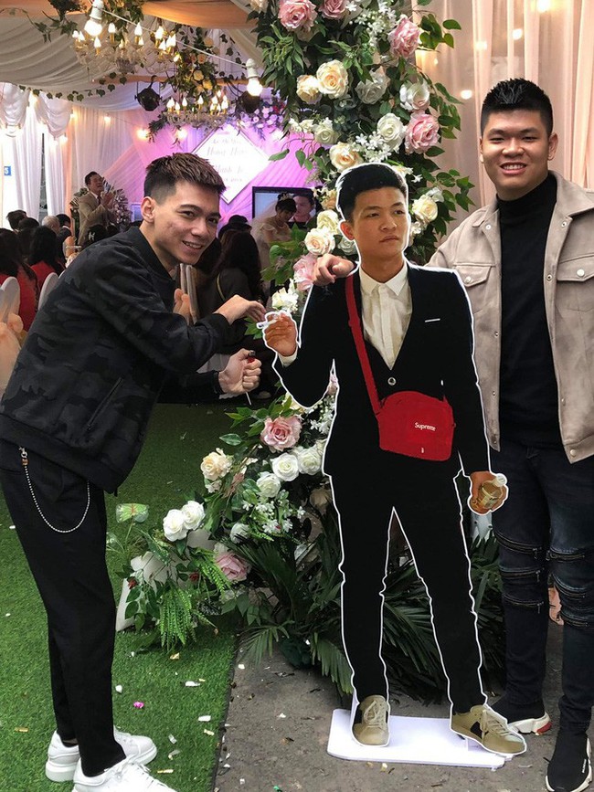 Dự đám cưới mà chẳng mất phong bì, đây là cách thanh niên xuất hiện ấn tượng ở hôn lễ bạn thân - Ảnh 1. Dự đám cưới mà chẳng mất phong bì, đây là cách thanh niên xuất hiện ấn tượng ở hôn lễ bạn thân - Ảnh 1.