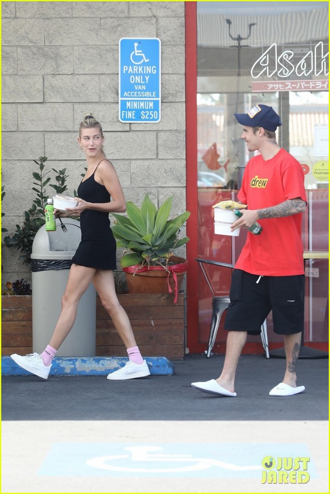 Lâu lắm mới thấy vợ chồng Justin Bieber cười hạnh phúc bên nhau, song spotlight lại đổ dồn vào body của Hailey - Ảnh 2. Lâu lắm mới thấy vợ chồng Justin Bieber cười hạnh phúc bên nhau, song spotlight lại đổ dồn vào body của Hailey - Ảnh 2.