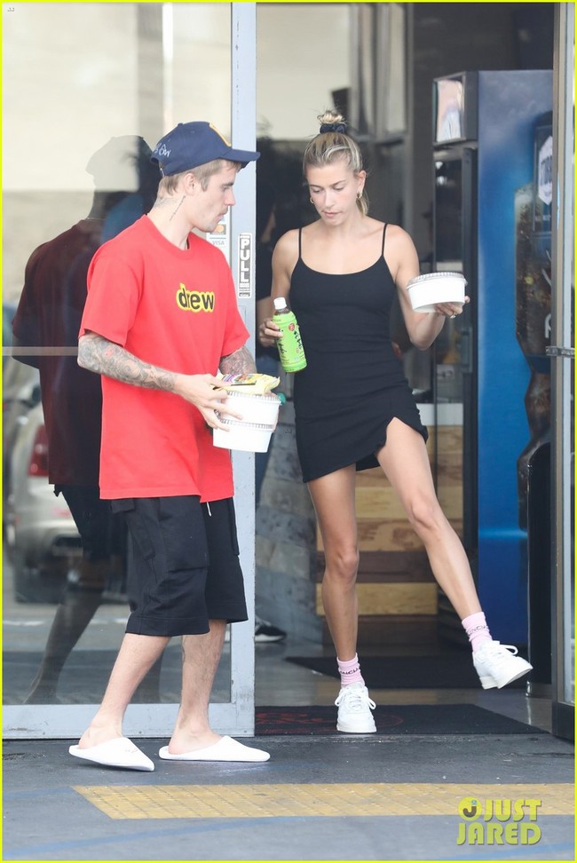 Lâu lắm mới thấy vợ chồng Justin Bieber cười hạnh phúc bên nhau, song spotlight lại đổ dồn vào body của Hailey - Ảnh 3. Lâu lắm mới thấy vợ chồng Justin Bieber cười hạnh phúc bên nhau, song spotlight lại đổ dồn vào body của Hailey - Ảnh 3.