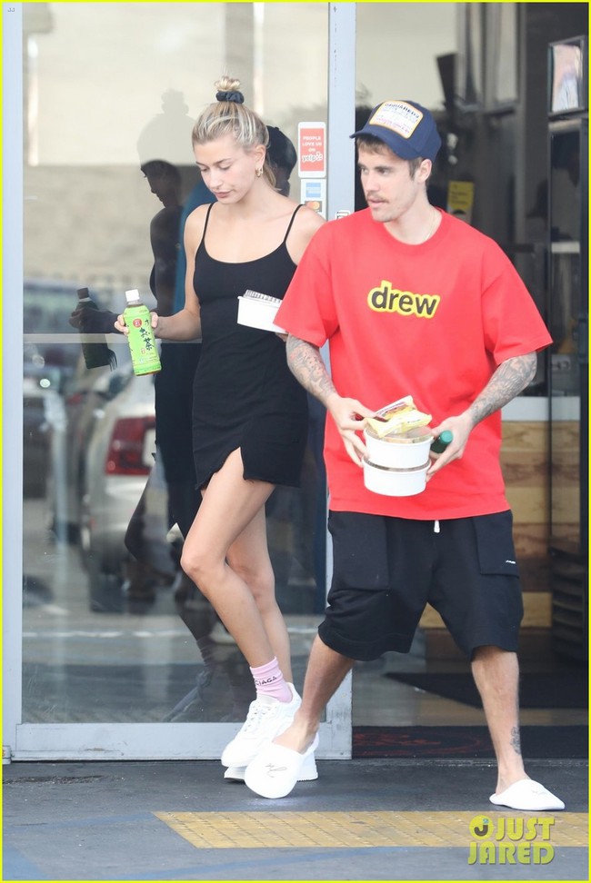 Lâu lắm mới thấy vợ chồng Justin Bieber cười hạnh phúc bên nhau, song spotlight lại đổ dồn vào body của Hailey - Ảnh 4. Lâu lắm mới thấy vợ chồng Justin Bieber cười hạnh phúc bên nhau, song spotlight lại đổ dồn vào body của Hailey - Ảnh 4.