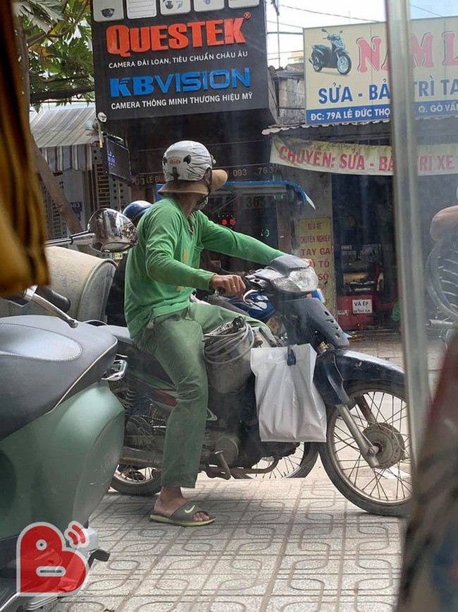 Người đàn ông lấm lem đứng trước tiệm quần áo và hành động chưa từng có của chủ shop - Ảnh 1.