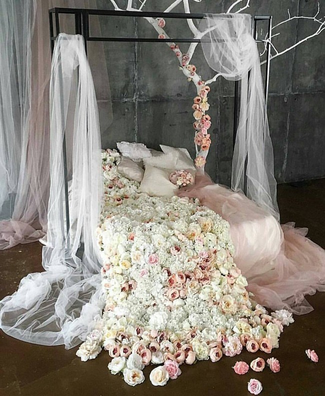 Trang trí giường cưới đẹp ngọt ngào và lãng mạn với hoa tươi - Ảnh 12.