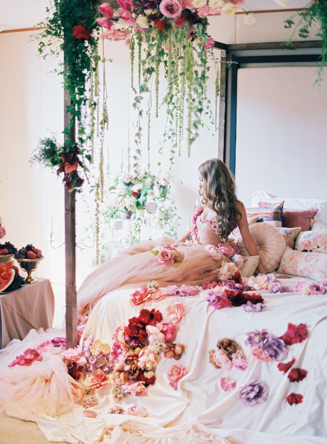 Trang trí giường cưới đẹp ngọt ngào và lãng mạn với hoa tươi - Ảnh 11.
